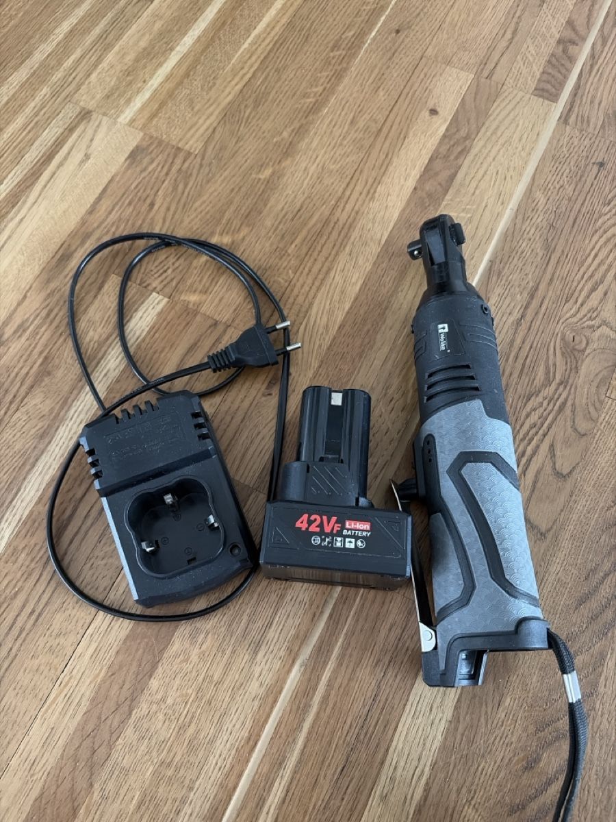 Tous les outils: Rätsche 42V 3/8Zoll – D'occasion à Zürich par Blume1103
