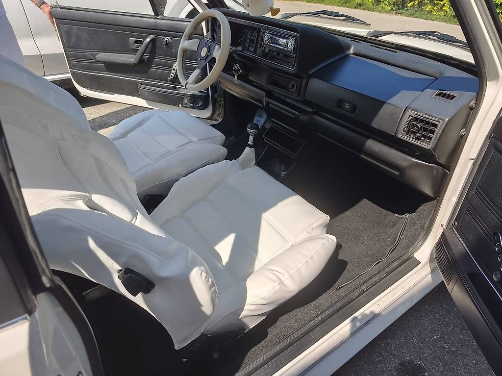 VW Automobili: Golf MK1 Cabriolet blanc toit blanc – Usato da la corbaz venduto da leolechat 3