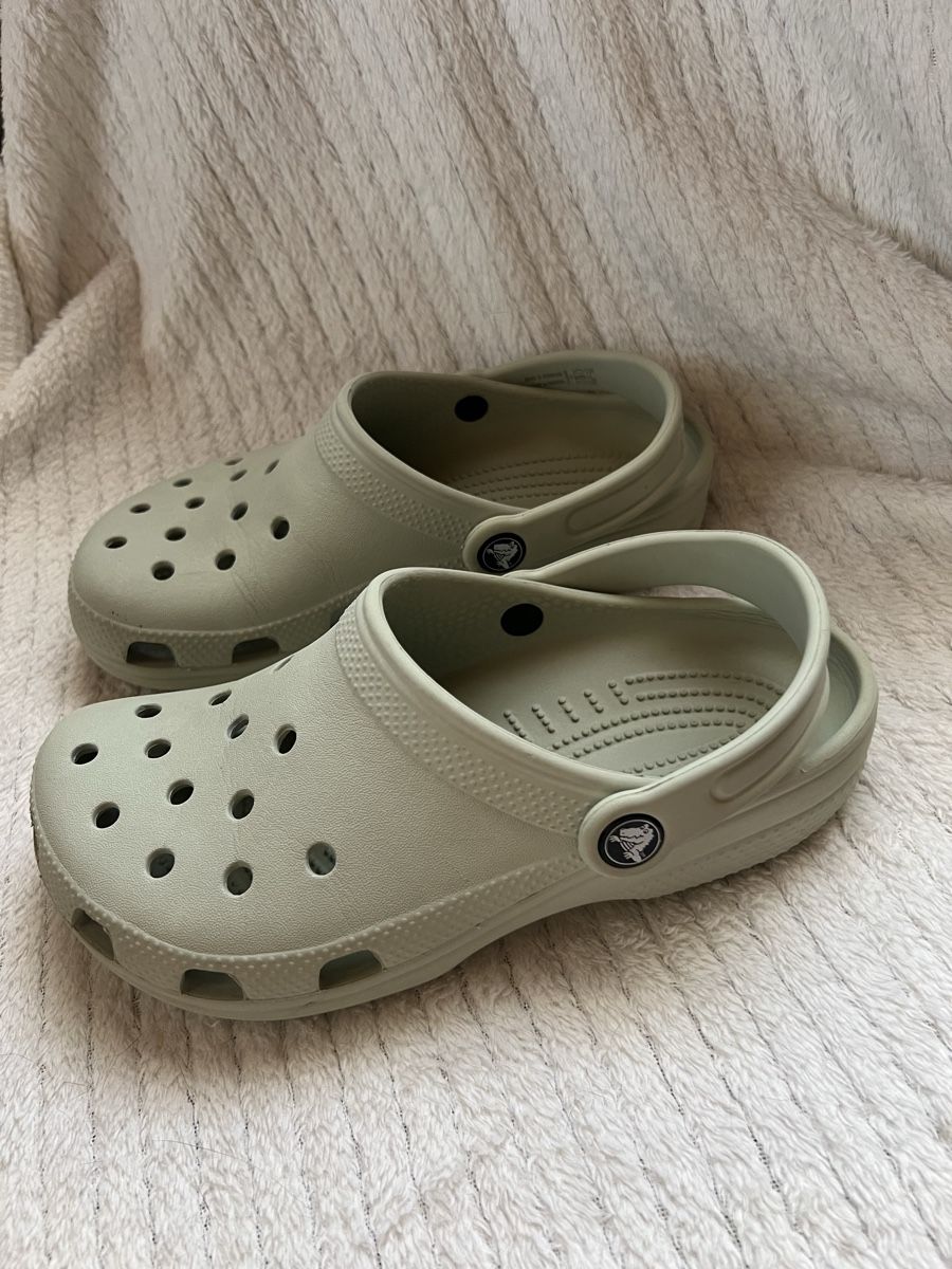 Crocs Chaussures filles: Crocs J3 34 35  – D'occasion à Grindelwald par shuanita