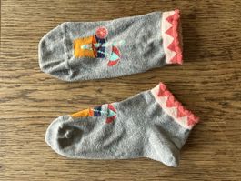 Kinder Socke, kurz, grau mit Motiv, pinker Rand, Falke 31-34