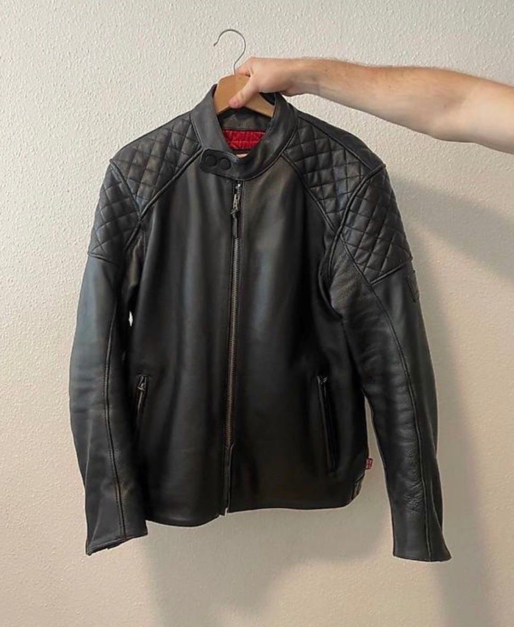 Triumph Giacche: Triumph BRADDAN BLACK Lederjacke mit Protektoren – Usato da Zürich venduto da ine_h9f2
