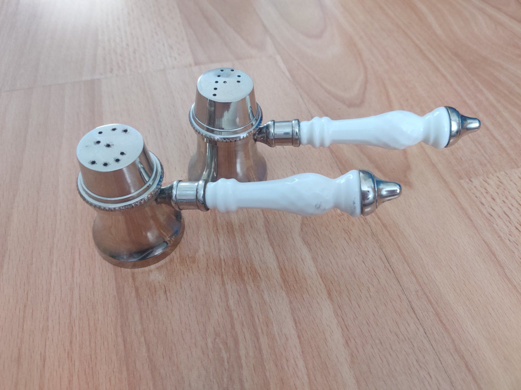 Set di piatti: Salz und Pfeffer Streuer – Usato da Buchs ZH venduto da nudle10