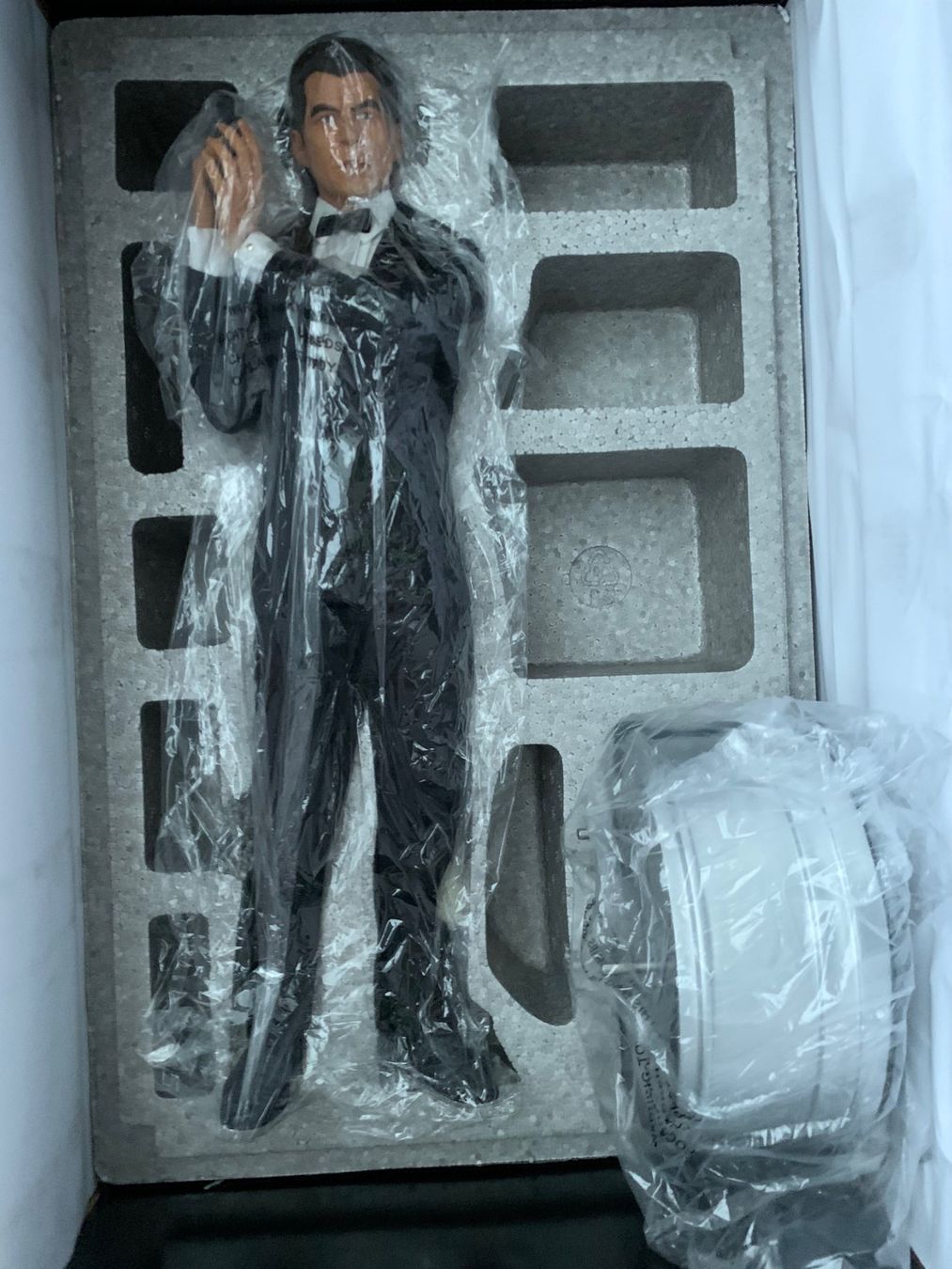 Statuette: Sideshow James Bond Pierce Brosnan Figurine 1:4 – Nuovo (secondo la descrizione) da Crissier venduto da Solidvibe 4