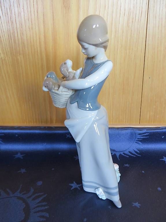 Lladro Statuette: Lladro Daisa Figur,Mädchen mit 3 Welpen – Usato da Langrickenbach venduto da zwiebel03 2