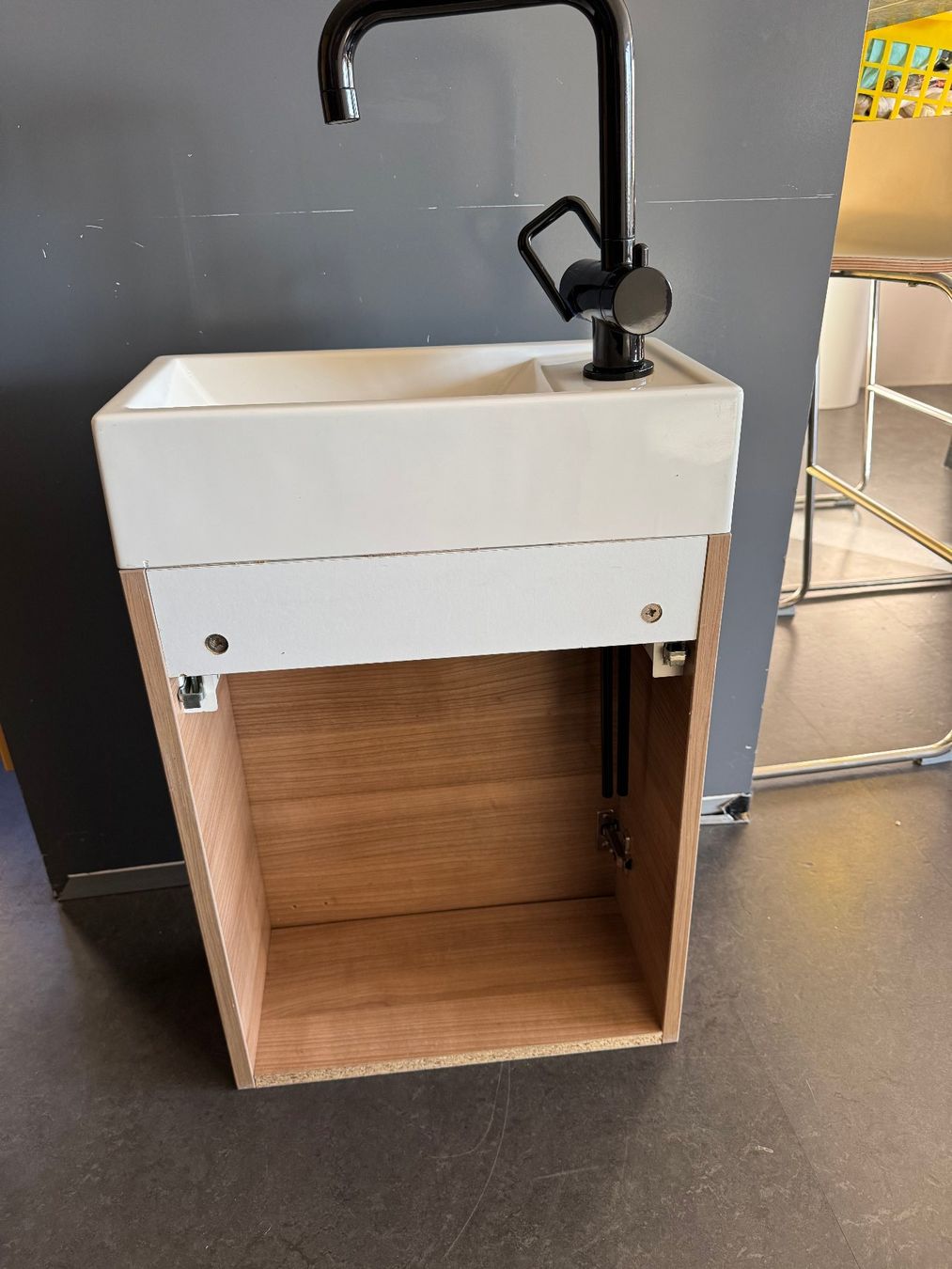 Spülbecken & Waschbecken: Kompakt-Waschtisch Set mit mattschwarzer Mischbatterie – Gebraucht aus Oberrohrdorf von ker_5h67 8