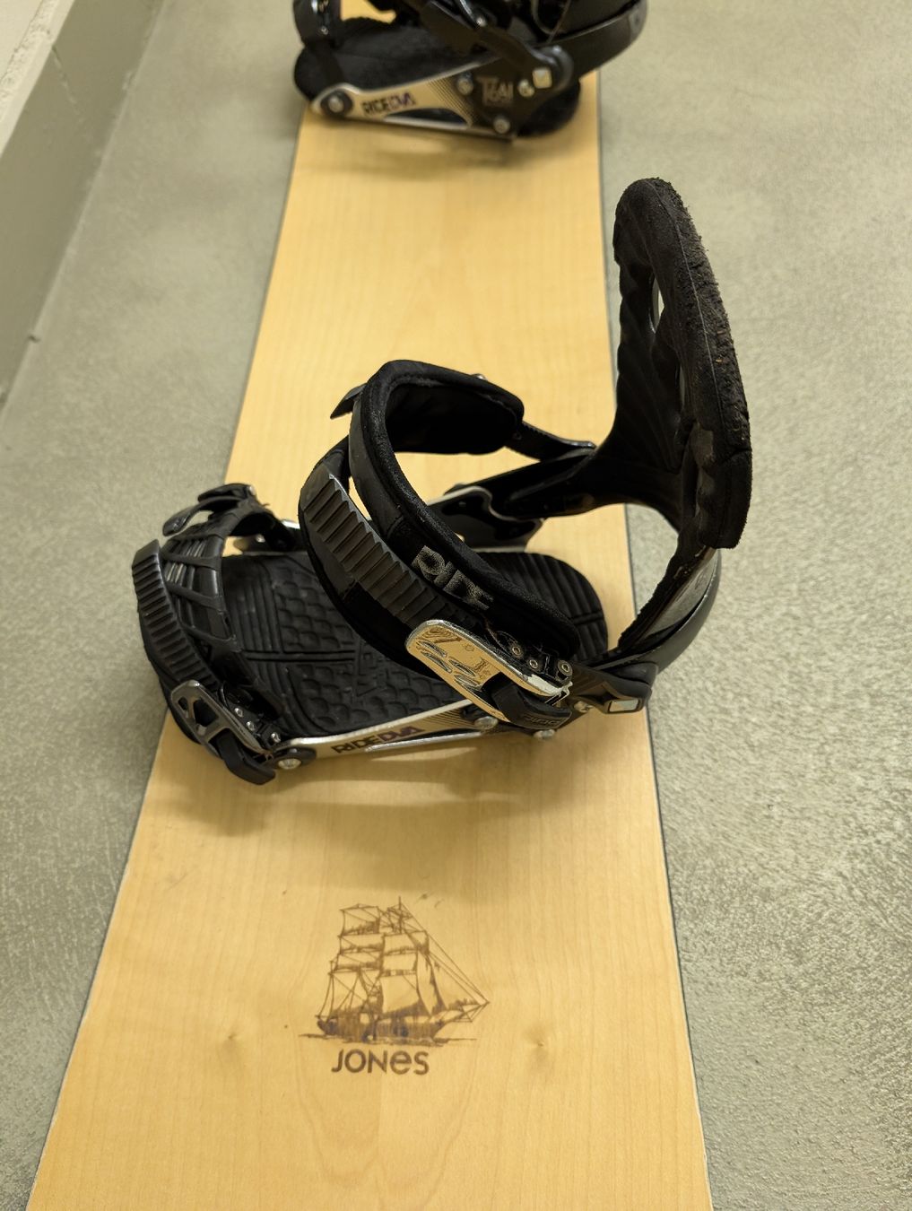Jones Board: Jones Women's Flagship 156 mit einer Ride DVA Bindung – Usato da Gümligen venduto da Tsalem 1