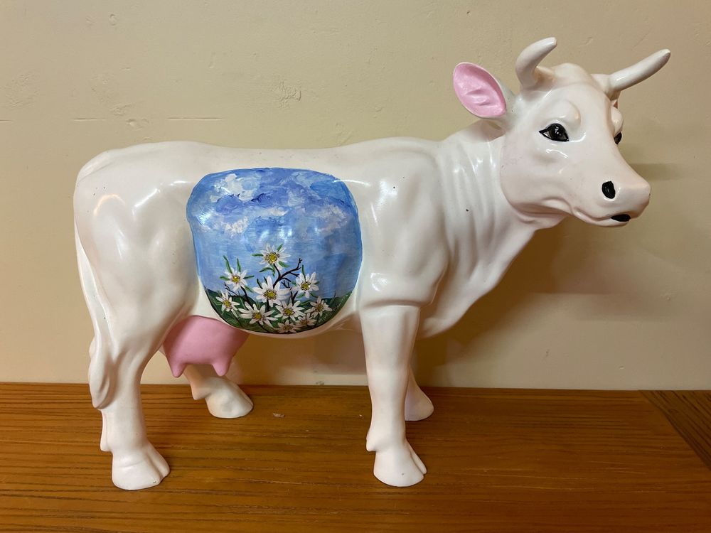 Vache en résine blanche "Edelweiss Suisse" peinte à la main Kaufen