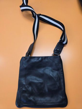 Bally Umhängetasche aus Leder schwarz in gutem Zustand