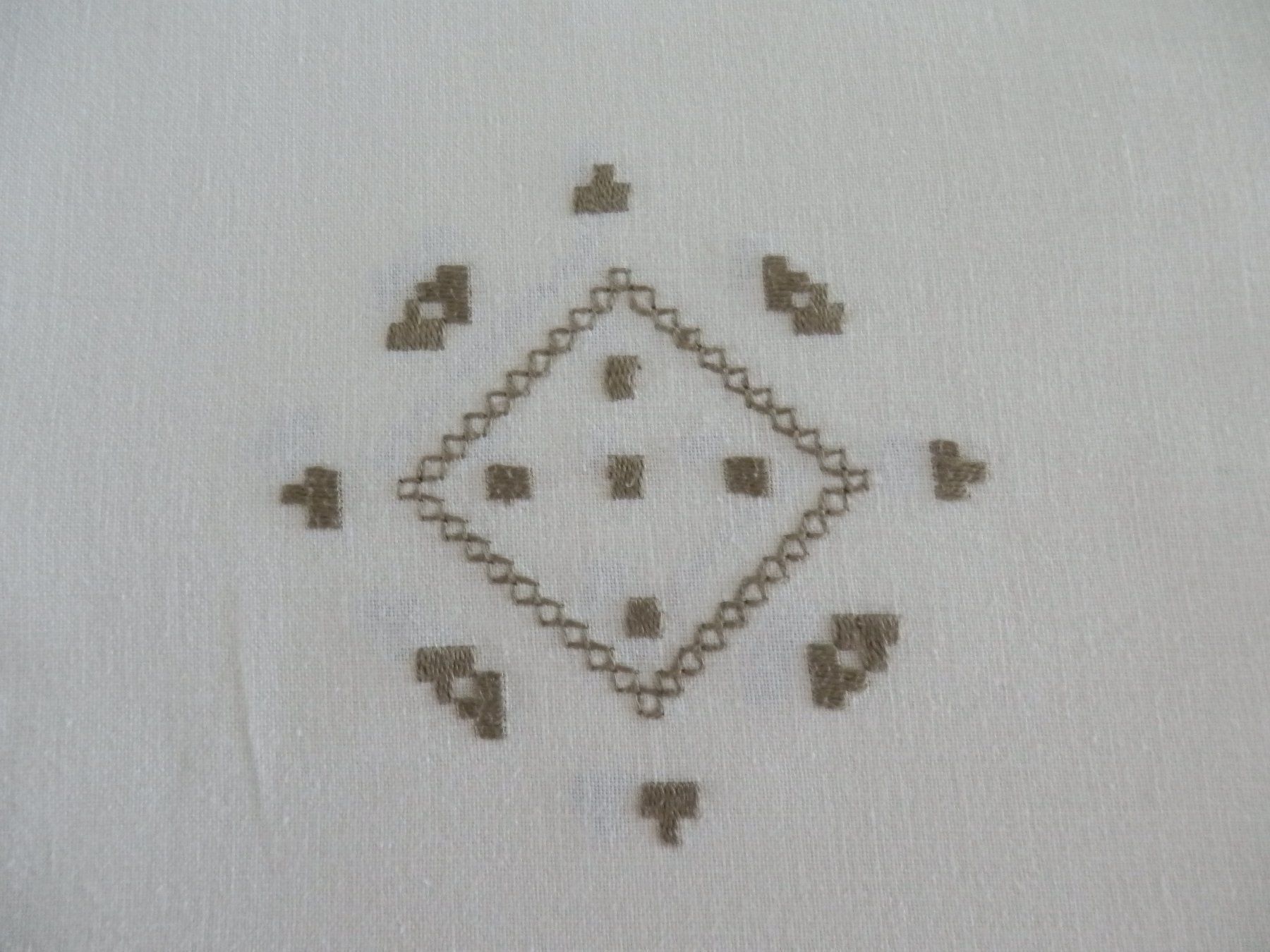 Coperte: Handgesticktes Tischtuch + 11 Servietten – Nuovo e nell'imballaggio originale da Zufikon venduto da lea050 2