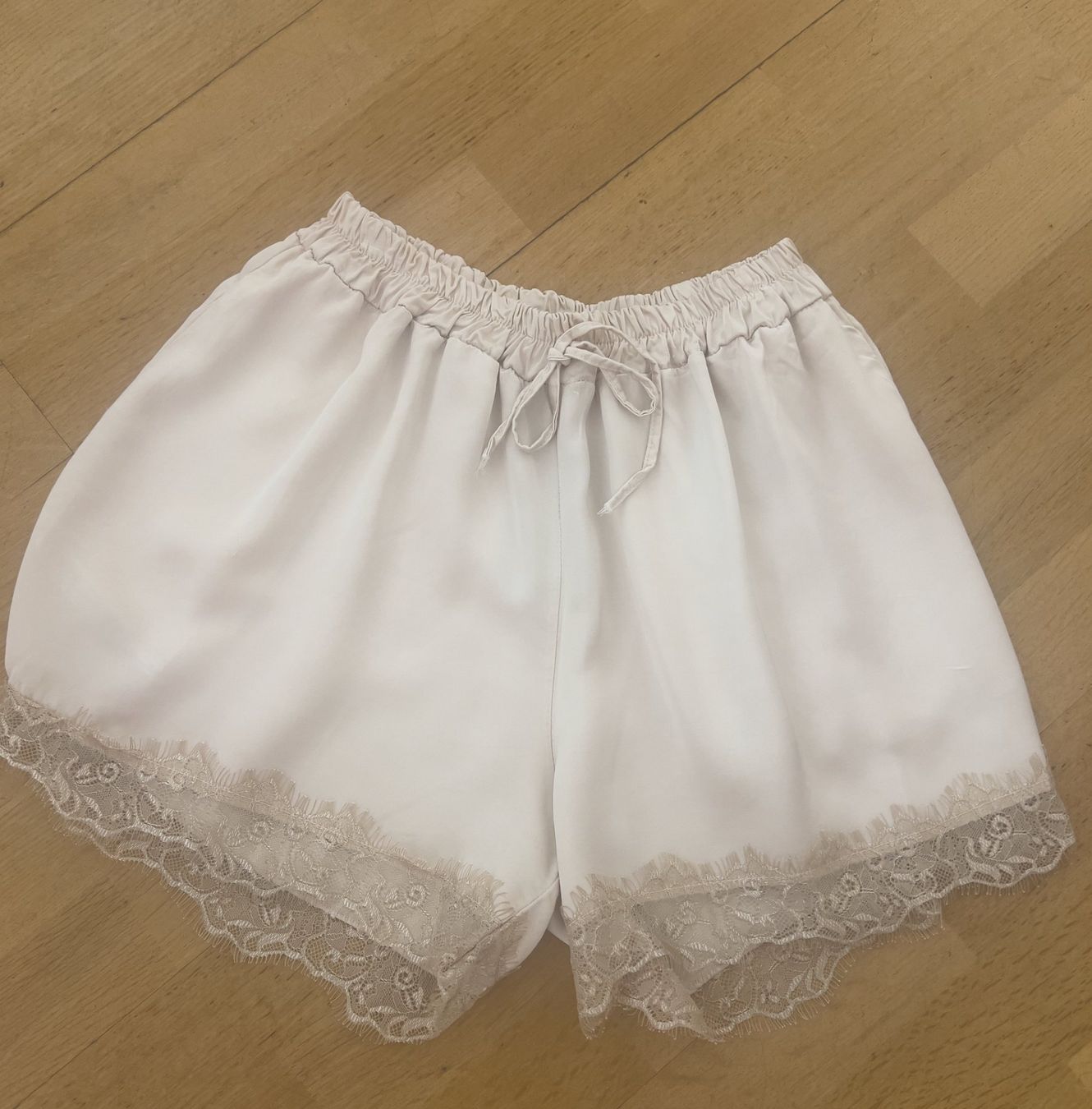 Hosen: Leichte Shorts mit Seide – Neu und originalverpackt aus Zürich von Naebeli 2