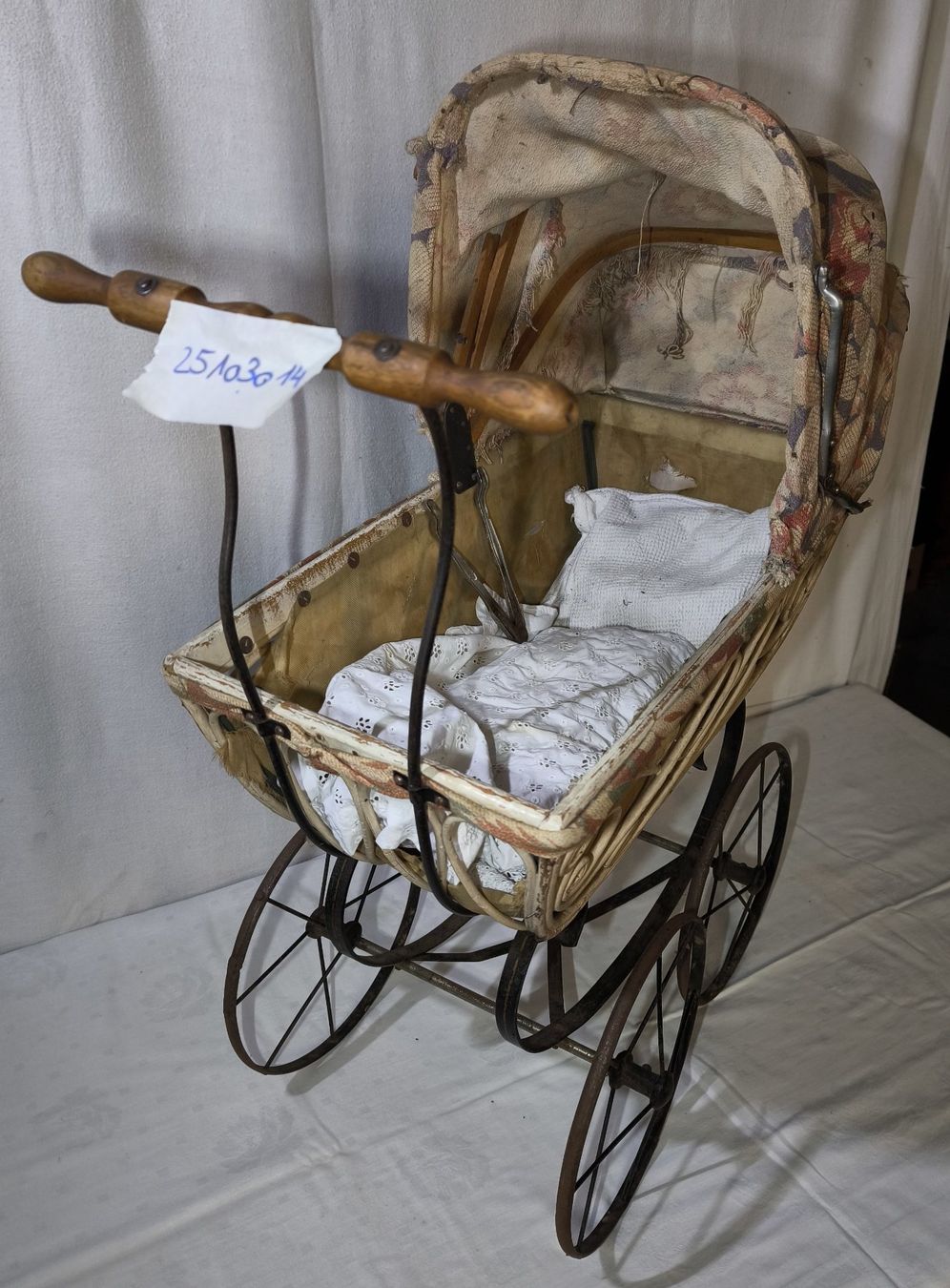 Alter Puppenwagen, gefochtene Weide (Gebraucht) in Rorschacherberg fr CHF  25  nur Abholung auf Ricardo kaufen