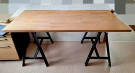 Bürotisch aus massivem Holz