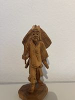 Holzfigur Mann mit Korb Kim Boo Ho Carving Seoul Korea Gröss