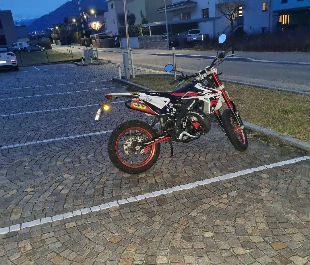 Rieju Strada: vendo supermotard 50 cc rieju mrt – Usato da Cadenazzo venduto da bai_255d