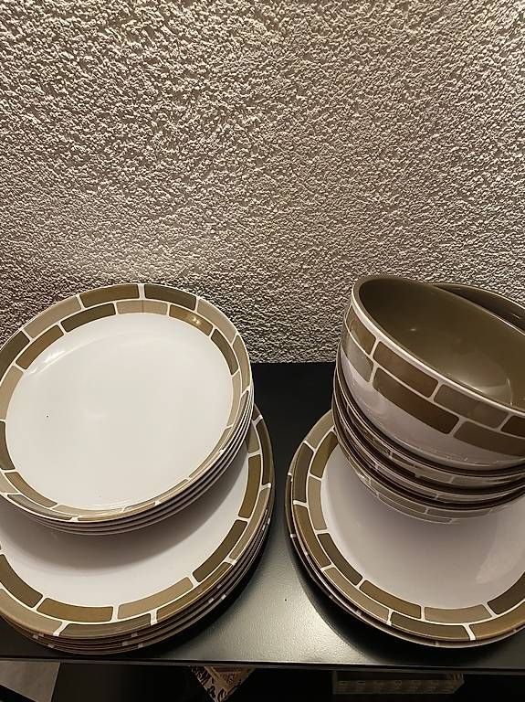 Set di piatti: Camping Geschirrset 16 teilig – Usato da Gempenach venduto da Mittelpudel 2