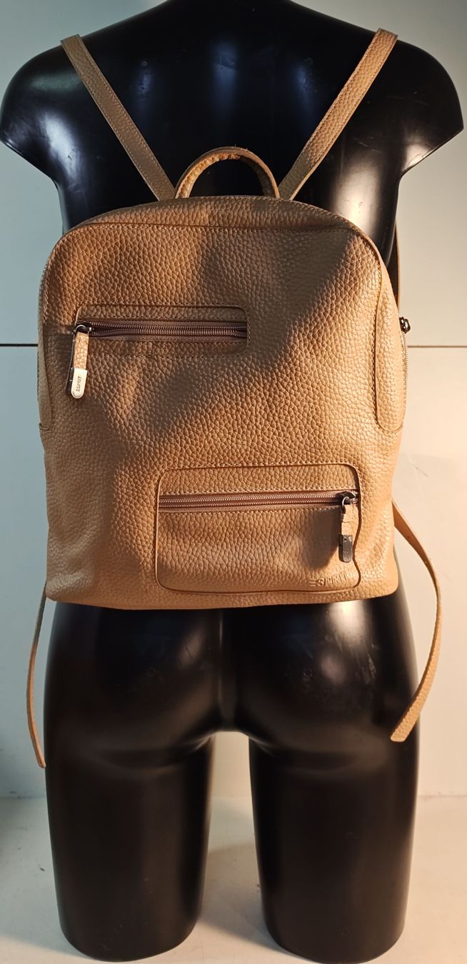 Esprit Rucksäcke: Rucksack von Esprit in beige, Lederimitat. (nov459) – Gebraucht aus Künten von Schnaepplihuus