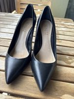 Schutz Black Leather Pointed Heels - Size 37 EUR - Stylish!