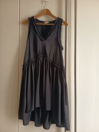 Black dress wiht ruffled V neck