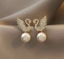 Goldene Schwan-Ohrringe Vintage design