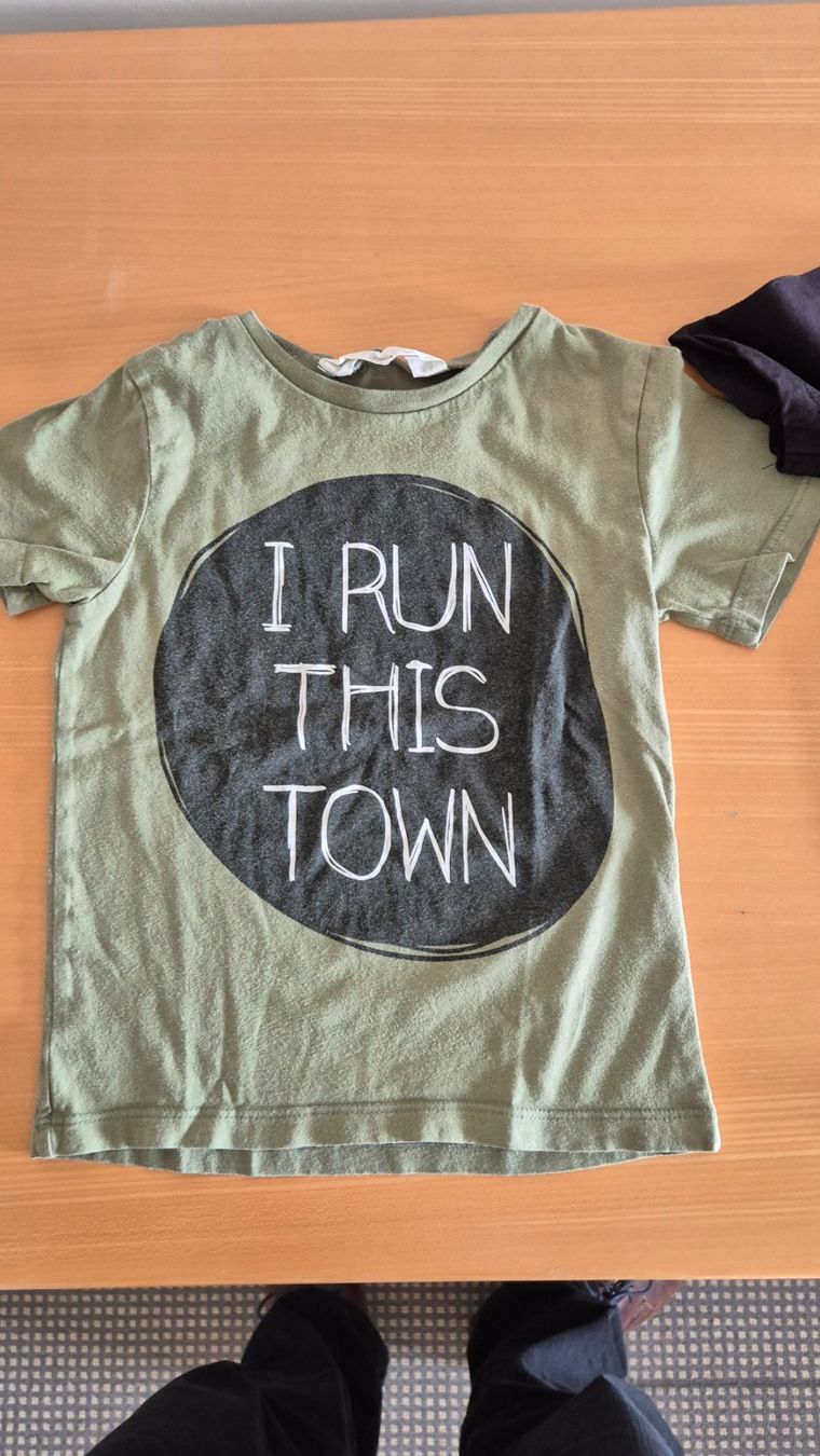 T-shirt: 4 T-shirts taille 104 : PN: CHF 39.90 – Usato da Goumoens-la-Ville venduto da cfaIII 1