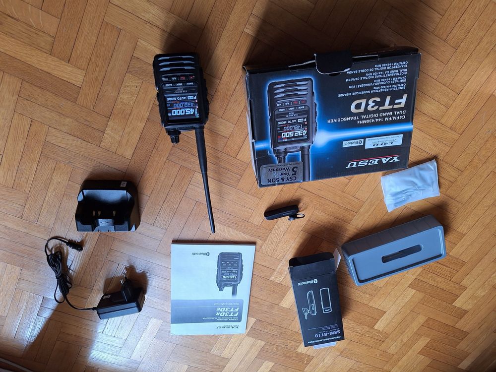 Yaesu FT-3D FM / C4FM Transceiver + Bluetooth Headset BT10 2