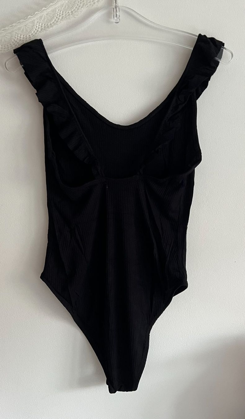 Pull&Bear Top: Schwarzer Body mit Rüschen – Nuovo (secondo la descrizione) da Tagelswangen venduto da fireiceprincess 2
