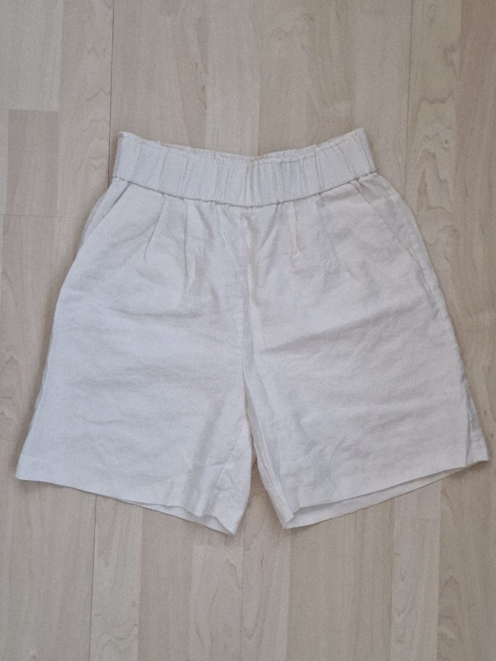 H&M Pantaloni: Damen Shorts H&M Gr. S Ivory – Usato da Hallau venduto da CHACLA