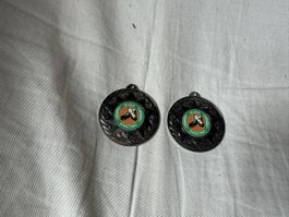 2 gleiche silberne Medaillen 