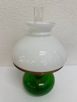 Vintage Petroleumlampe aus grünem Glas mit Milchglasschirm
