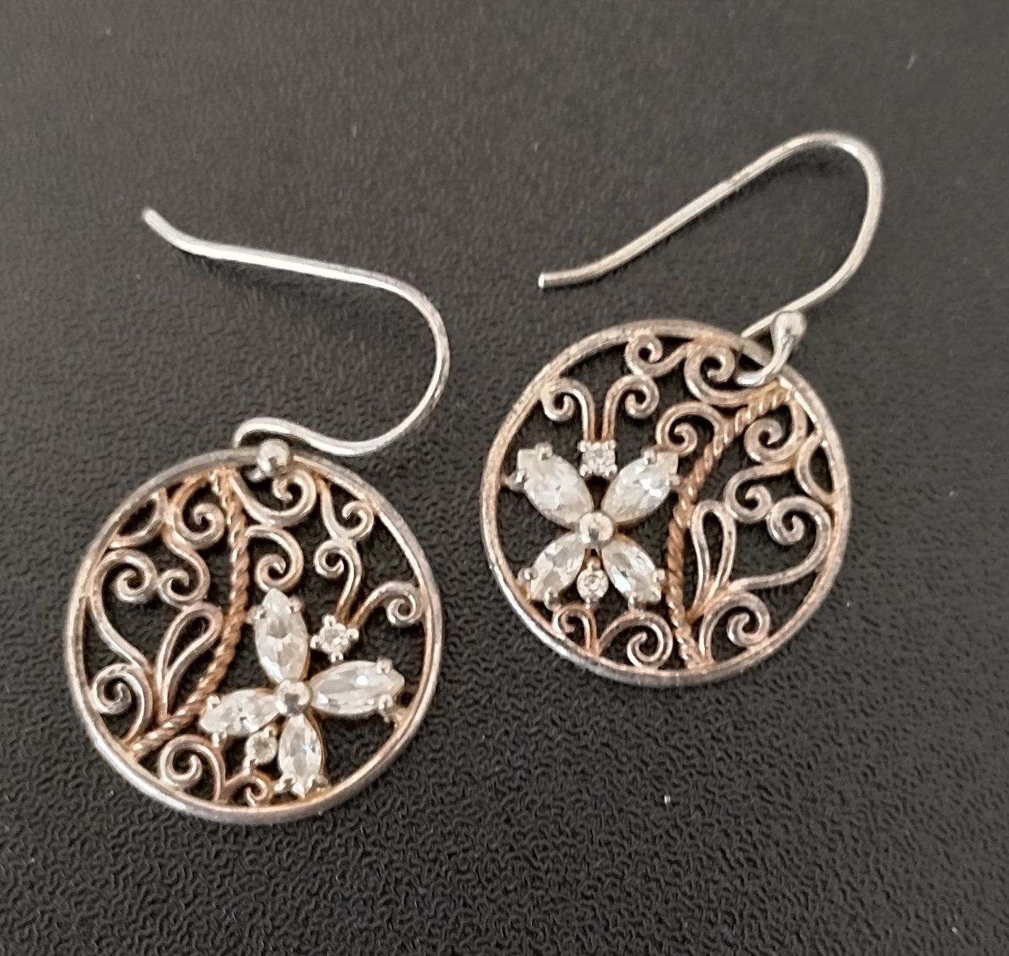 Orecchini pendenti & Orecchini a lobo: OHRRING SILBER 925 MIT BLUME UND SCHNÖRKEL – Usato da Romanshorn venduto da Glitzer-Paradies
