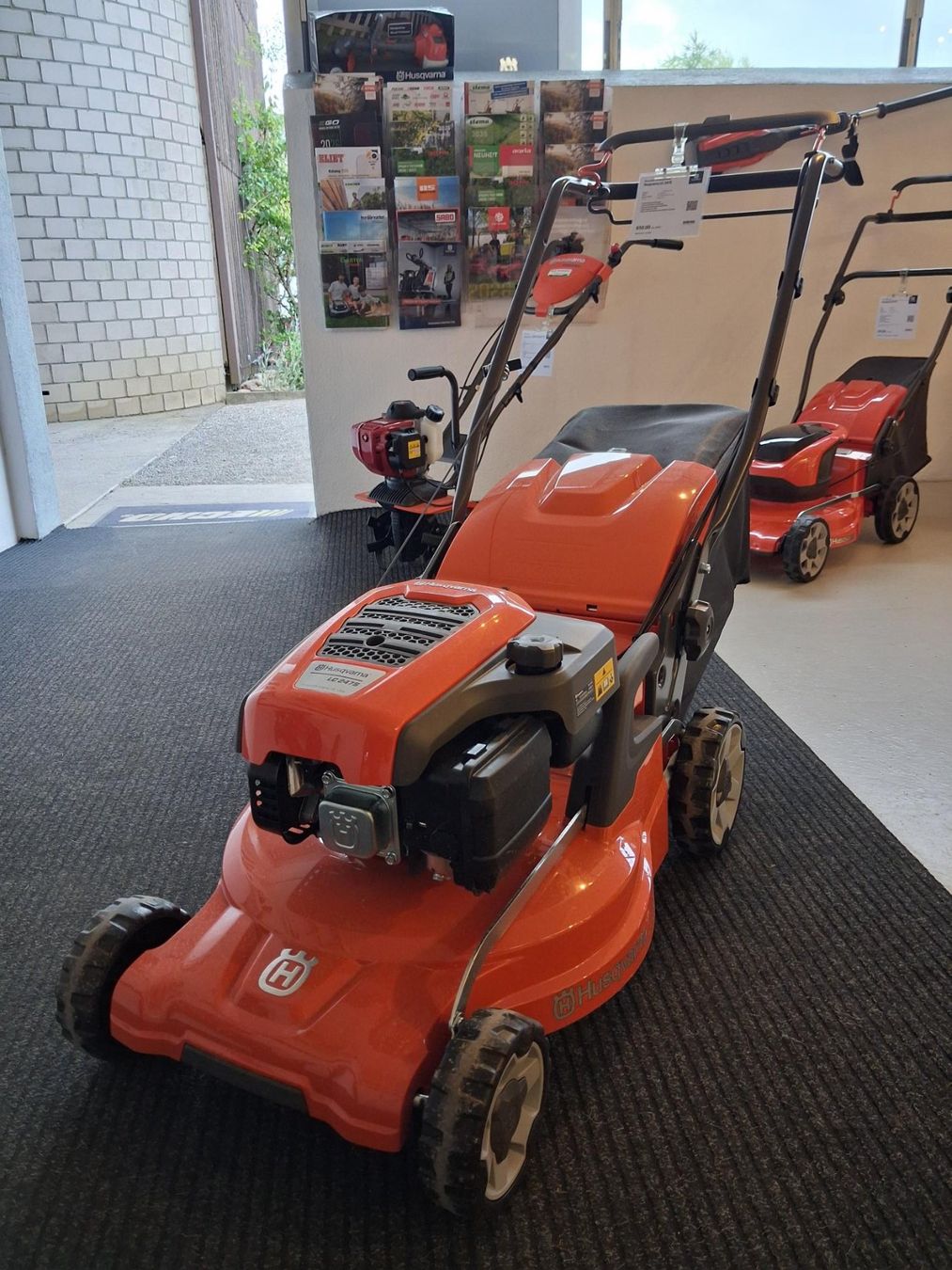 Husqvarna Tagliaerba: Husqvarna LC 247S NEU !!! – Nuovo (secondo la descrizione) da Hünikon venduto da kleigese