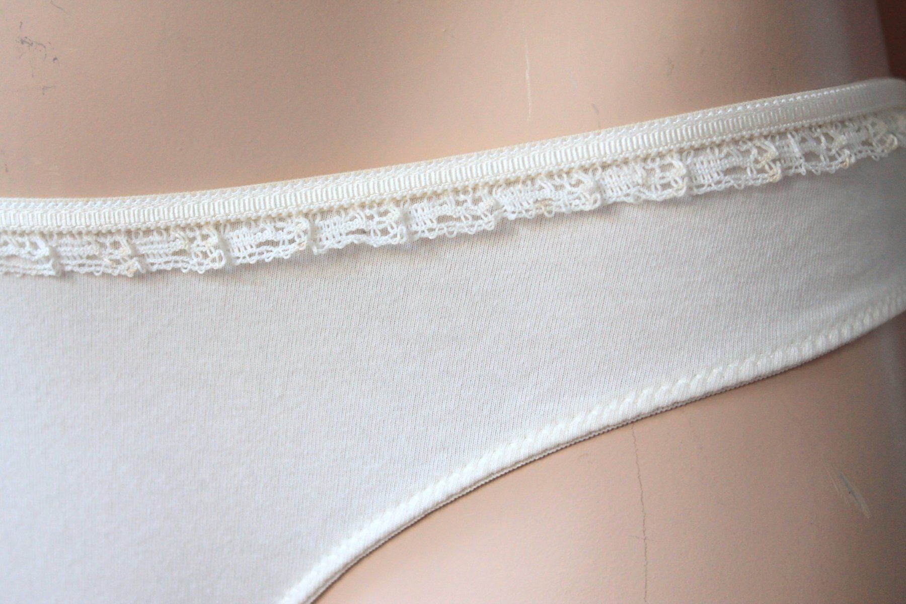 Altra biancheria intima: cremefarbener STRING mit Spitze  34  XS  Neu! – Nuovo (secondo la descrizione) da Rebstein venduto da QuasarVincent 2