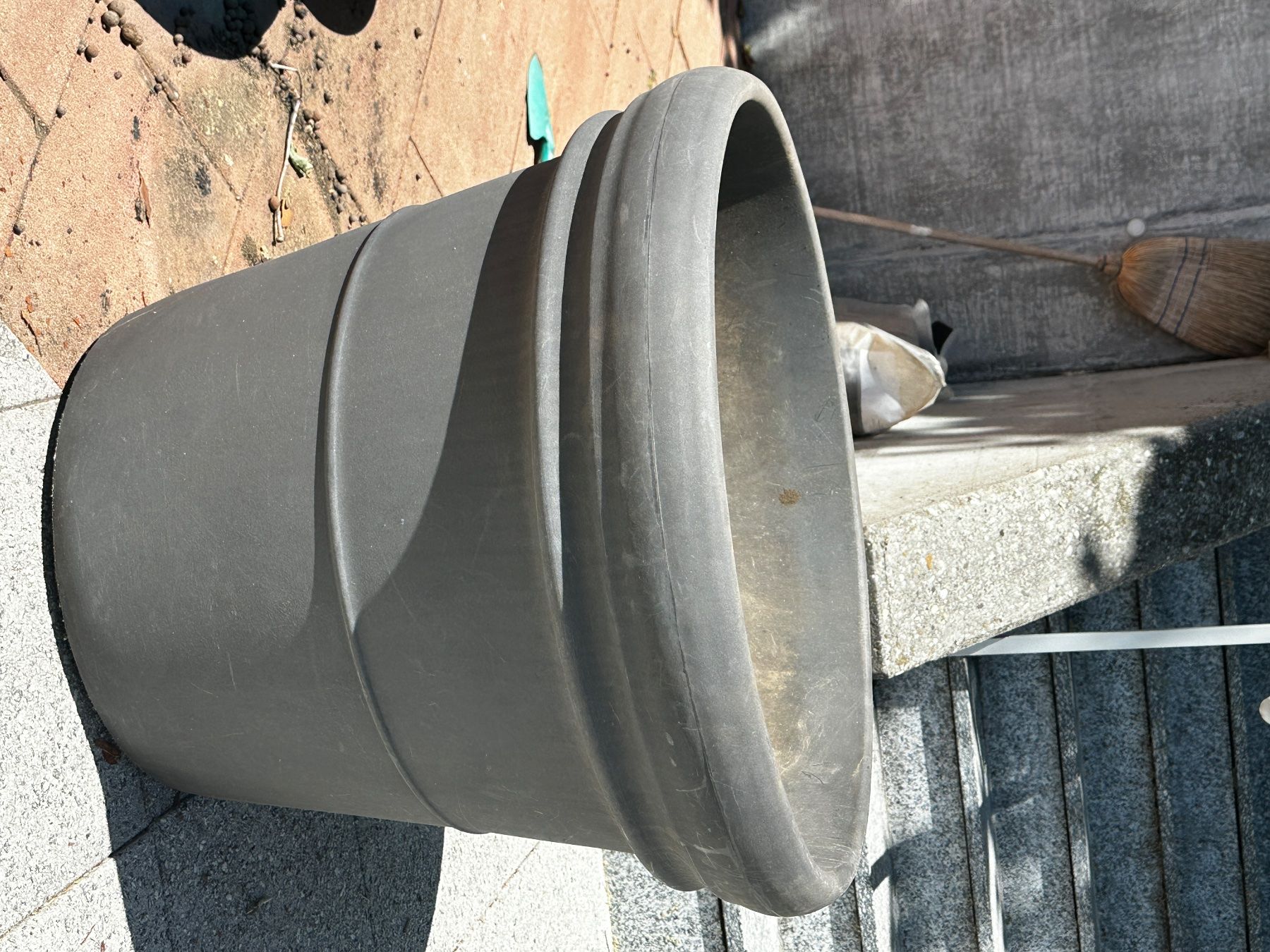 Blumentöpfe: Pflanzen Topf anthrazit 70cm Durchmesser – Gebraucht aus Zuzwil SG von jea_lh9m 2