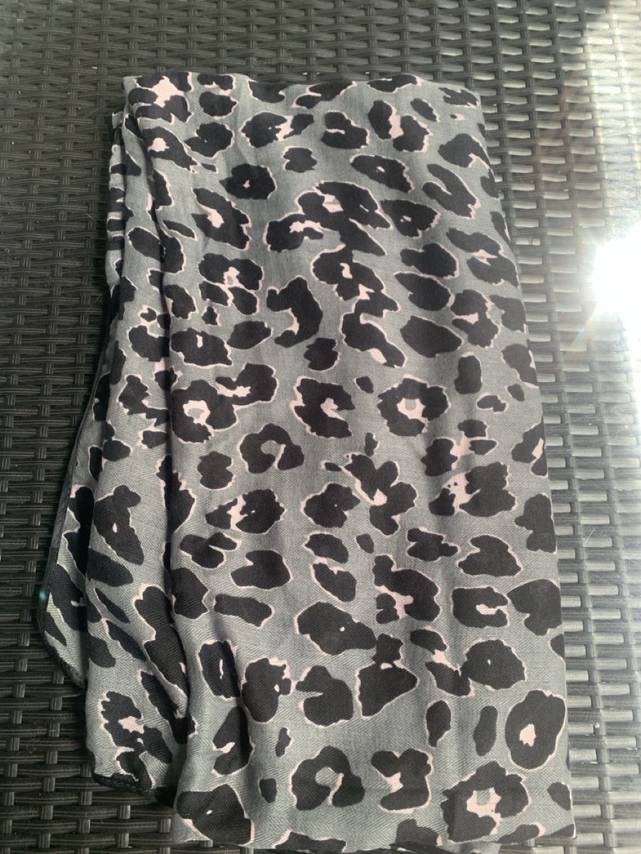 Foulard & Sciarpe: Scarf animal print grey black pink  – Nuovo (secondo la descrizione) da Zürich venduto da ama_k88c