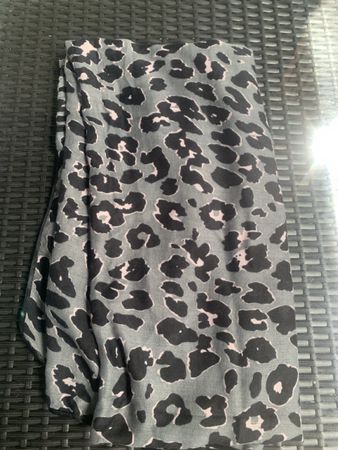 Scarf animal print grey black pink 