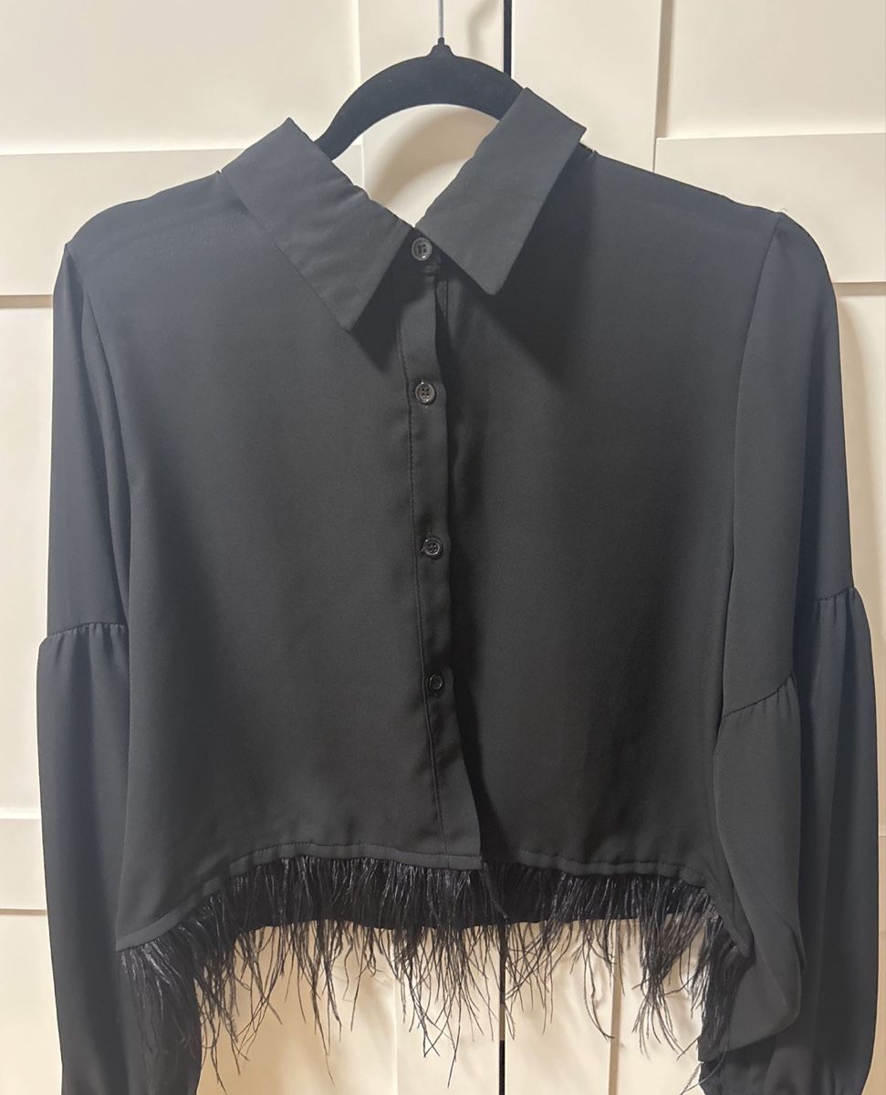 Camicette: Schwarze Bluse kurz mit Federbesatz – Nuovo (secondo la descrizione) da Horgen venduto da sneekness