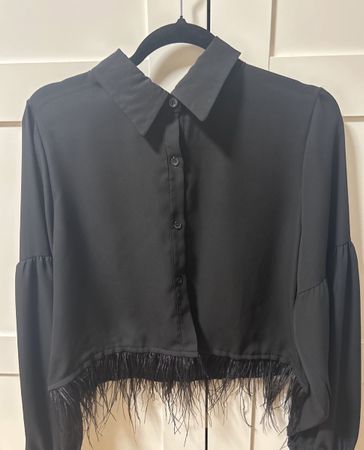 Schwarze Bluse kurz mit Federbesatz