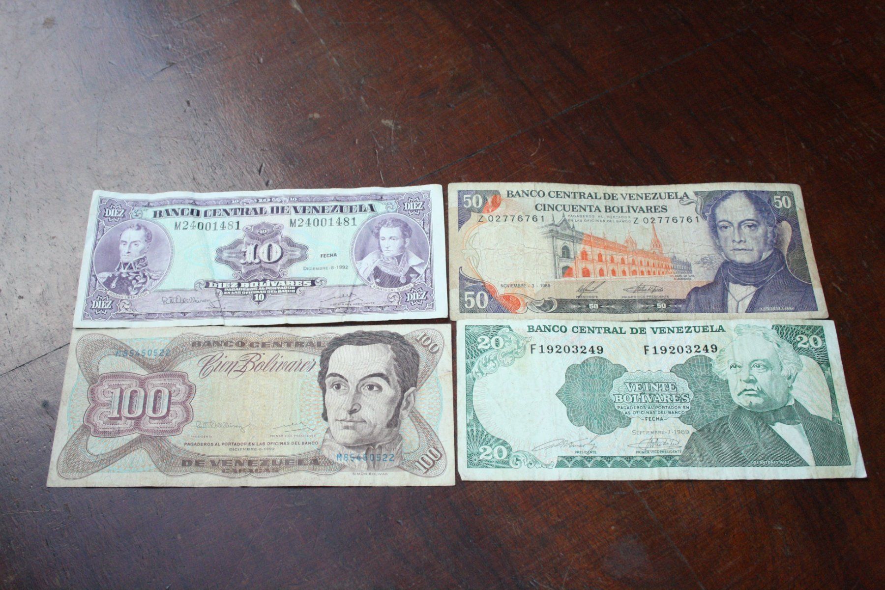 Banconote: Venezuela 4 billets différents – Usato da Cormondrèche venduto da Hermes.monnaies