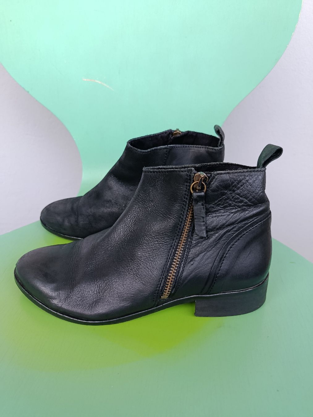 Scarpe da donna: Schwarze Stiefeletten, Leder, Gr. 38 – Usato da Basel venduto da Clay66