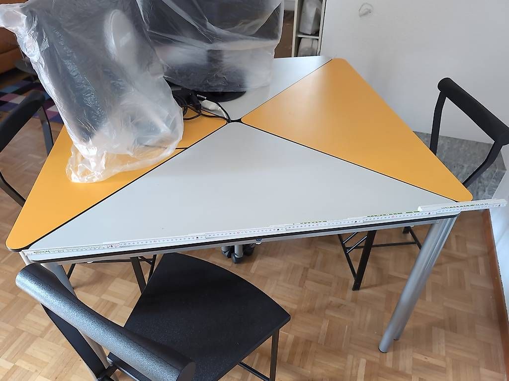 Tische: 7x Dreieckstische – Gebraucht aus Winterthur von Sasyon