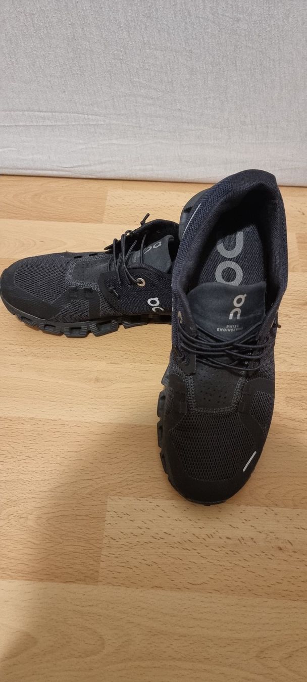 On Damenschuhe: On Cloud Laufschuhe, neuwertig, 39 Schwarz – Gebraucht aus Busswil BE von Carlpkv 1