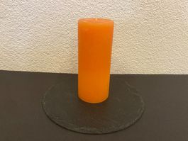 Kerze ca. 18 x 7,5 x 7.5 cm, orange durchgefärbt, ca. 700g