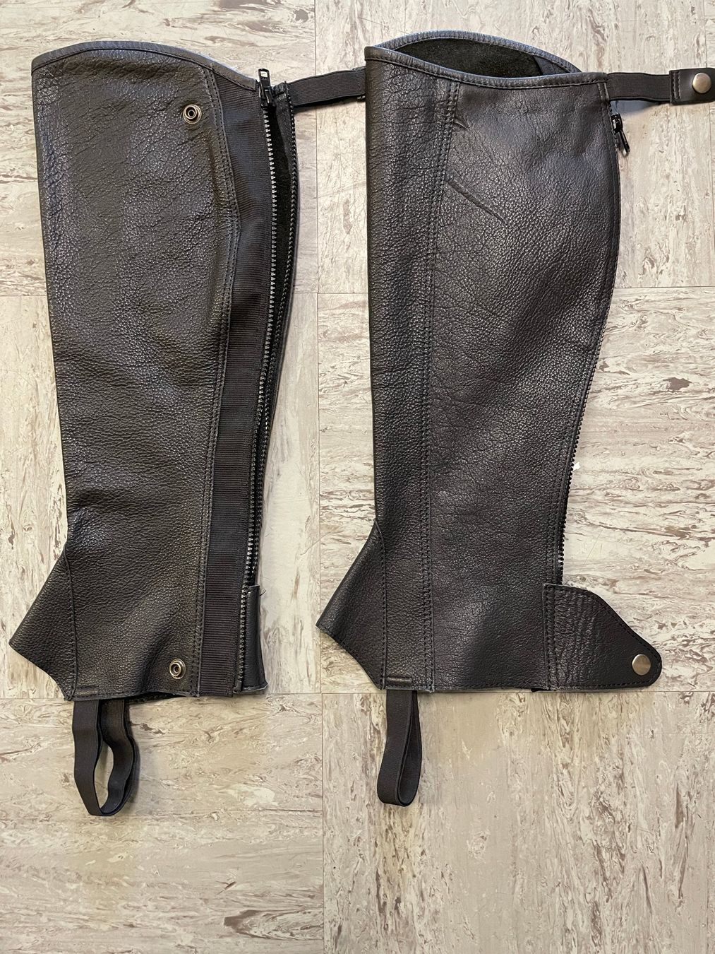 Gamaschen & Bandagen: Mini-Chaps aus Leder, Gr. XL, schwarz – Neu und originalverpackt aus Grüt (Gossau ZH) von ecirtaeb56