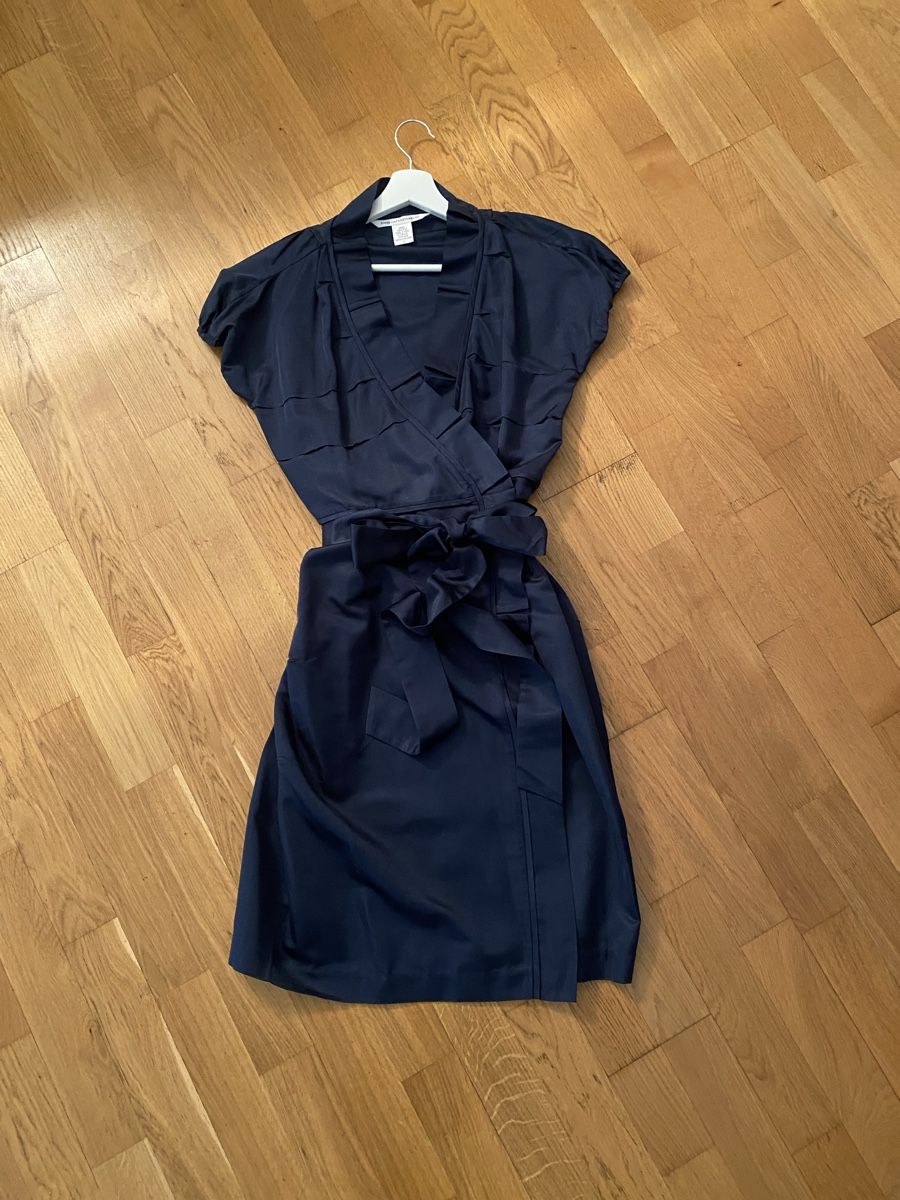 Vestiti: Diane von Furstenberg Silk Wrap Dress, Size Medium – Nuovo (secondo la descrizione) da Herrliberg venduto da non_5qdb