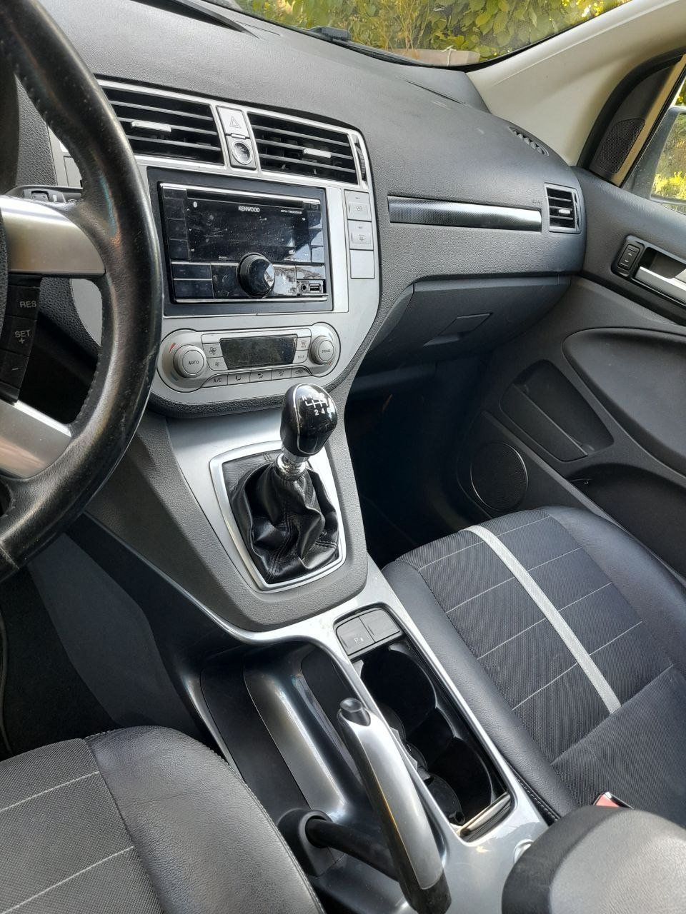 Ford Autos: Ford Kuga 2.0TDCi 4x4 – D'occasion à Uzwil par 7464 5