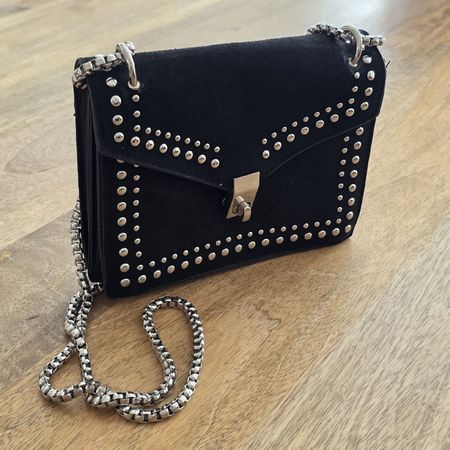 Schwarze Handtasche mit Nieten und Kette