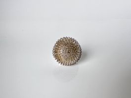 Anello di design floreale in metallo