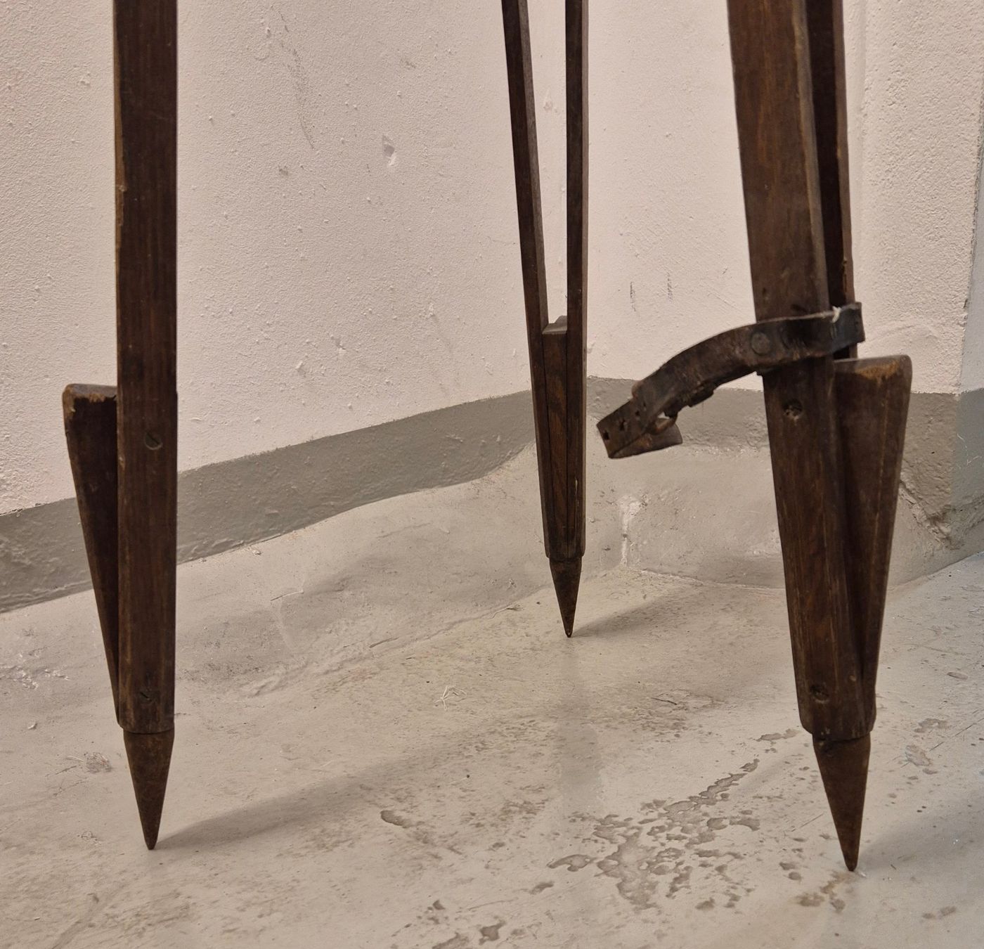 Treppiedi & Teste: Antikes Stativ als Lampenfuss – Usato da Luzern venduto da Louis-XVI 6