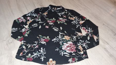 Schwarze Bluse, Blumenmuster only 34 neuwertig 
