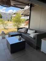 Gemütliches Lounge-Set Mit Sofa und Tisch abzugeben